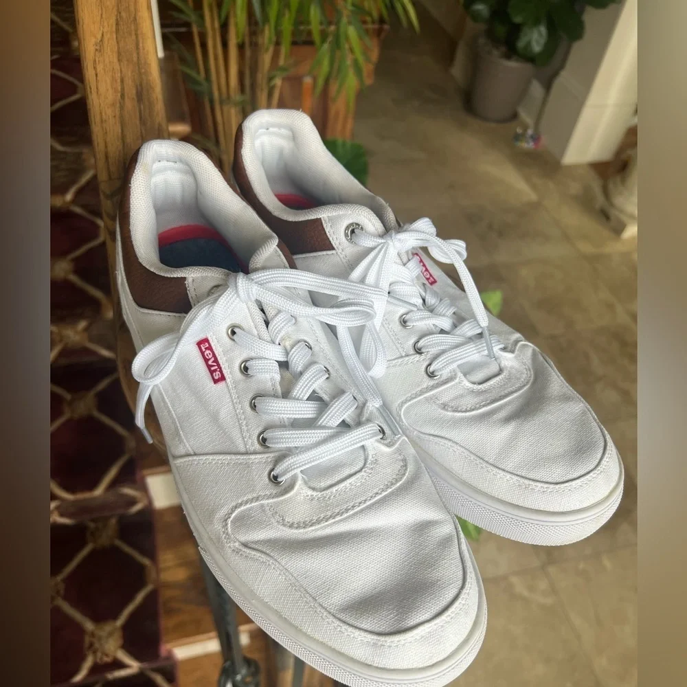 Levi’s Carter men’s sneakers very good condition size 13